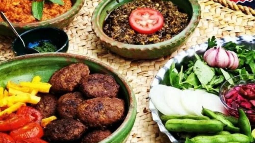 کافه رستوران سنتی همیشه بهار در تطف گوراب زرمیخ